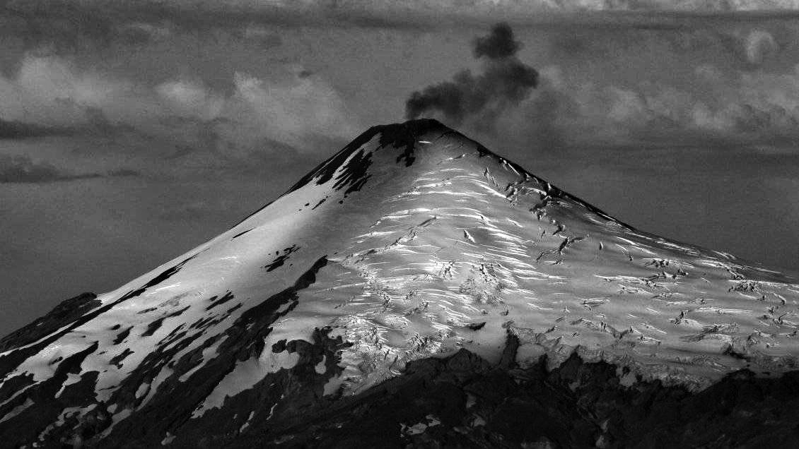 Lee más sobre el artículo El volcán Villarrica aumentó su actividad🗻