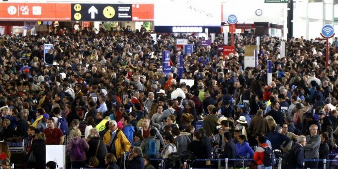 En este momento estás viendo Chile: LATAM suspendió vuelos desde Santiago