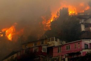 Lee más sobre el artículo 🔥 Chile: el fuego consume al menos 120 casas en Valparaíso 🔥