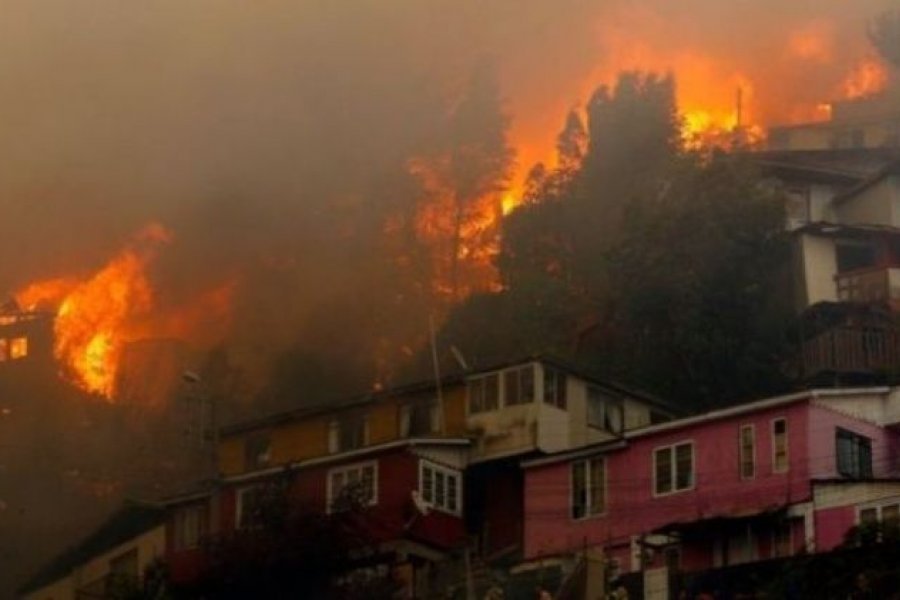 Lee más sobre el artículo 🔥 Chile: el fuego consume al menos 120 casas en Valparaíso 🔥