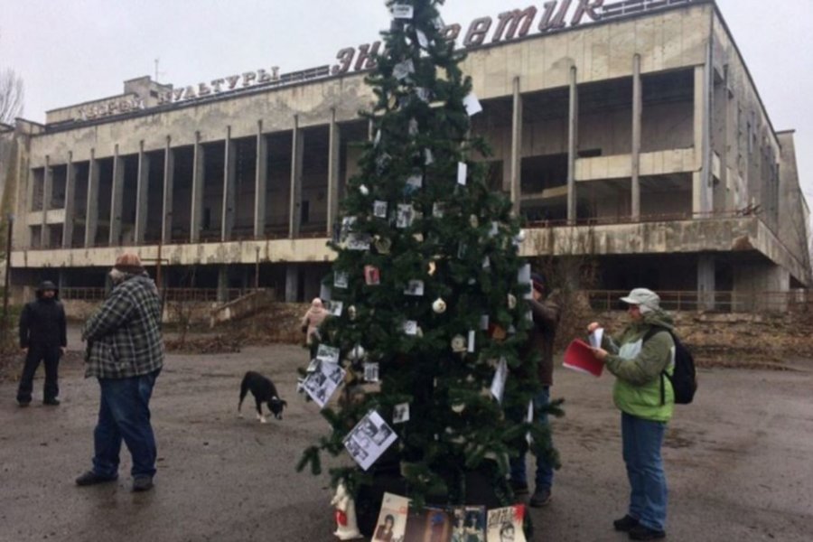 En este momento estás viendo Por primera vez armaron en Chernóbil un árbol navideño desde la tragedia nuclear