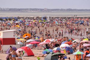 Lee más sobre el artículo Sombrillas carísimas: Polémica en las redes⛱⛱