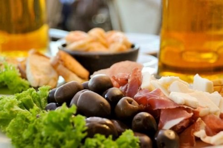 En este momento estás viendo Insólito: pidieron una picada y tres bebidas, les cobraron $ 3500 y se enojaron