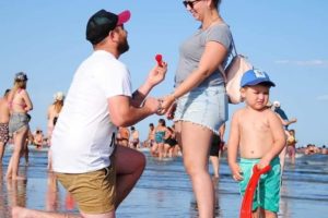 Lee más sobre el artículo Las Grutas: turista le pidió matrimonio a su pareja en la playa