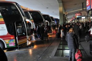 Lee más sobre el artículo Suspenden desde esta medianoche los micros de larga distancia y vuelos de cabotaje 🚎
