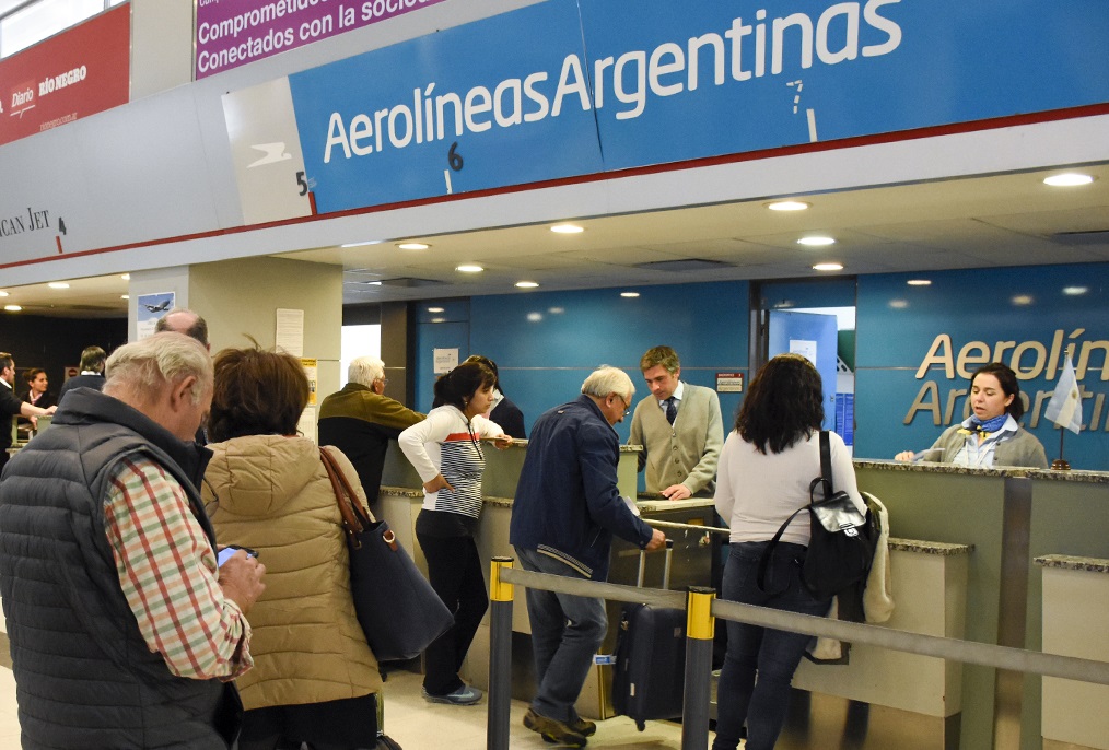 En este momento estás viendo Estos son los grupos de personas que podrán tomar vuelos regulares en Argentina 👇🏻