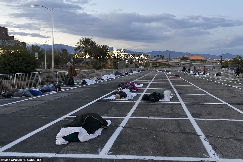 Lee más sobre el artículo Las Vegas:  las personas sin hogar duermen en el piso de un estacionamiento y cumpliendo el aislamiento 😲
