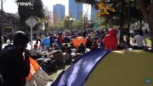 Lee más sobre el artículo Acampan frente a los consulados de Bolivia en Chile 😲