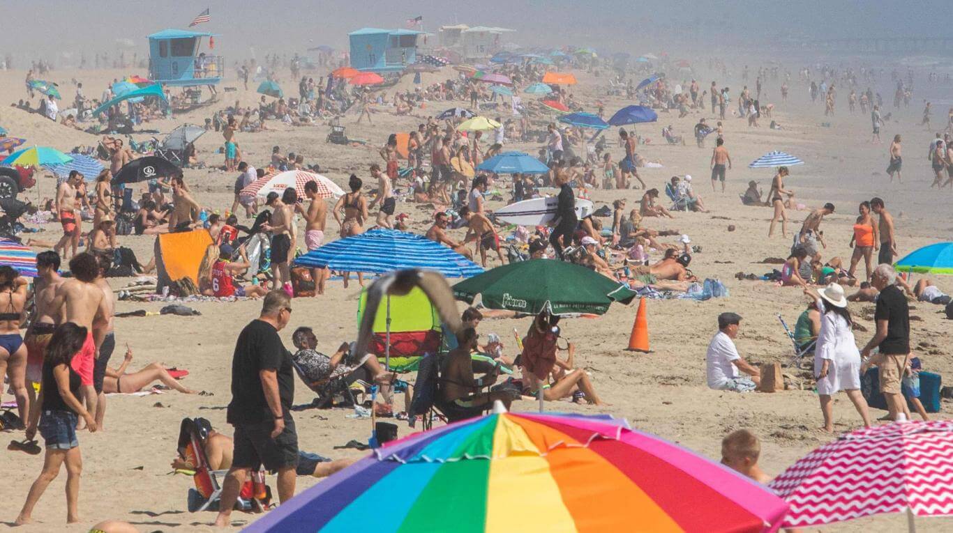 Lee más sobre el artículo California: miles de personas llenaron las playas, a pesar de la cuarentena 🏖