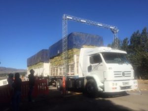 Lee más sobre el artículo Instalan sobre Ruta 40 una estructura para desinfección de vehículos que ingresan a la ciudad 🚧🚗