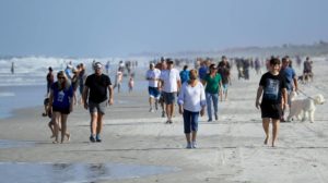 Lee más sobre el artículo Se llenaron las playas de Florida pese al aumento de casos en el estado 🏖
