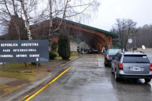 Lee más sobre el artículo Se habilitarán ocho pasos fronterizos y podrán ingresar al país 500 personas por día 🚶🏻‍♀️🚶🏻‍♂️