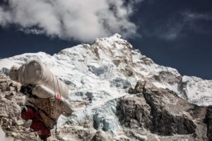 Lee más sobre el artículo Los sherpas proponen al gobierno nepalí aprovechar el “cierre del Everest” para limpiarlo ⛰