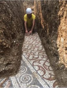 Lee más sobre el artículo Arqueólogos descubrieron en Verona un mosaico de la antigua Roma 🏛