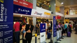 Lee más sobre el artículo Latam deja de operar vuelos de cabotaje en la Argentina ✈
