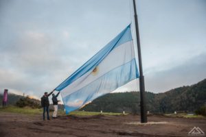 Lee más sobre el artículo Una gran bandera Argentina flamea a orillas del lago Lacar 💙🤍💙