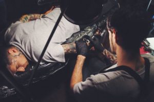 Lee más sobre el artículo ENTREVISTA: ¿Cómo llevan la pandemia los estudios de tatuajes de Neuquén? 🥽🥼🎨