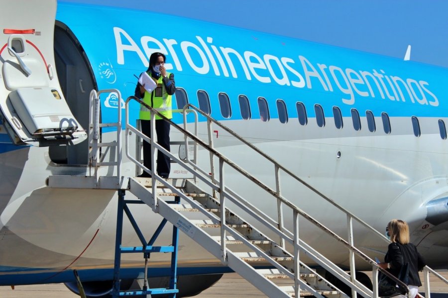 En este momento estás viendo Aerolíneas Argentinas suspenderá a 7 mil empleados  ✈