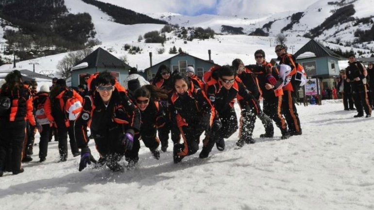 Lee más sobre el artículo Postergan los viajes de egresados a Bariloche para  el año que viene 🚌