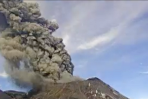 Lee más sobre el artículo Monitorean fuertes explosiones en el volcán Nevados de Chillán 🌋