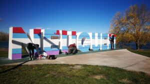 Lee más sobre el artículo Neuquén: pintan el cartel  del Paseo de la Costa ¿de qué se trata? 🤔