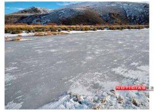 Lee más sobre el artículo Por las temperaturas bajo cero se congeló el río Pichi Leufu ⛸🥶