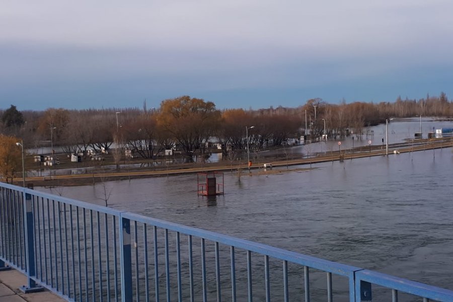 Lee más sobre el artículo Así está el balneario Valentina Sur por la crecida del río ♒