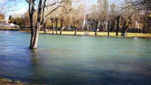 Lee más sobre el artículo ¡A tope! Así está el balneario Río Grande y el Paseo de la Costa por la crecida del río Limay ♒