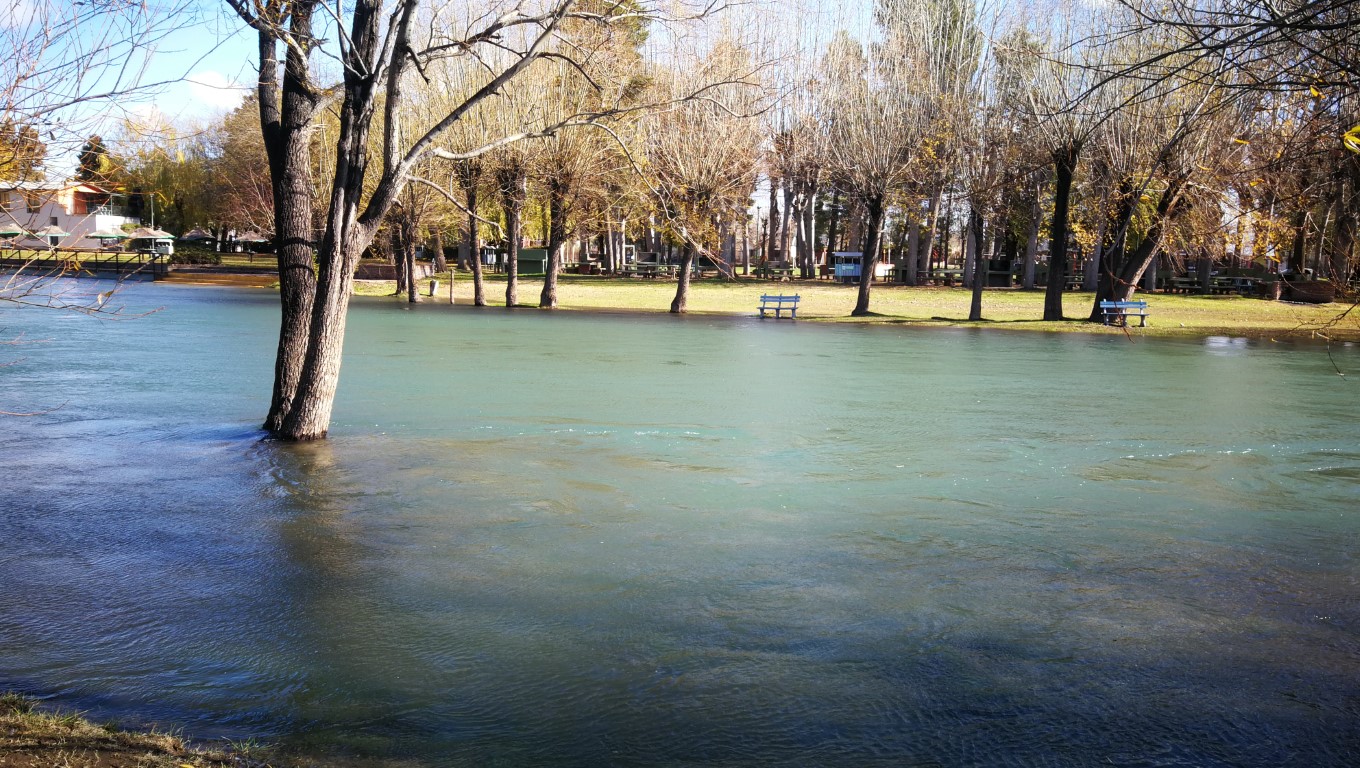 En este momento estás viendo ¡A tope! Así está el balneario Río Grande y el Paseo de la Costa por la crecida del río Limay ♒