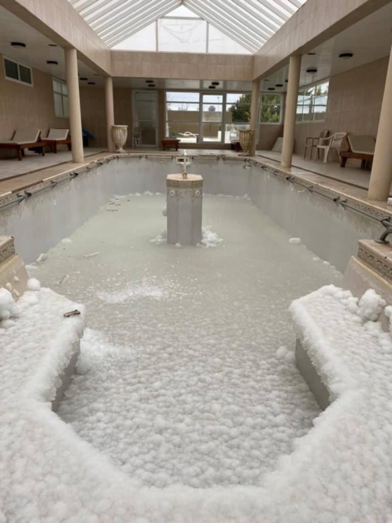 Lee más sobre el artículo Carhué:  encontraron la piscina hidrotermal de un hotel cubierta de sal 🧂👙