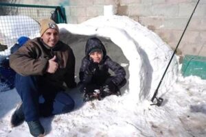 Lee más sobre el artículo Invierno en Zapala: armaron un iglu en el patio de su casa 🥶👏🏻🧊
