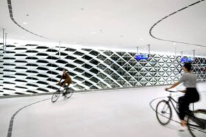 Lee más sobre el artículo Países Bajos: un garaje para bicicletas que parece una nave espacial 🚀