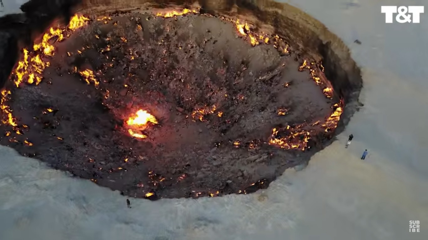 En este momento estás viendo Un drone logra registrar impactantes imágenes del cráter de Darzava, conocido como “la puerta del infierno” 🌋