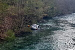 Lee más sobre el artículo Video: Un auto se desbarrancó hasta el río Correntoso 🚗