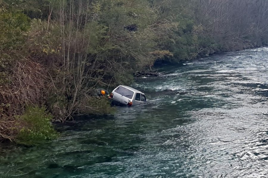 En este momento estás viendo Video: Un auto se desbarrancó hasta el río Correntoso 🚗