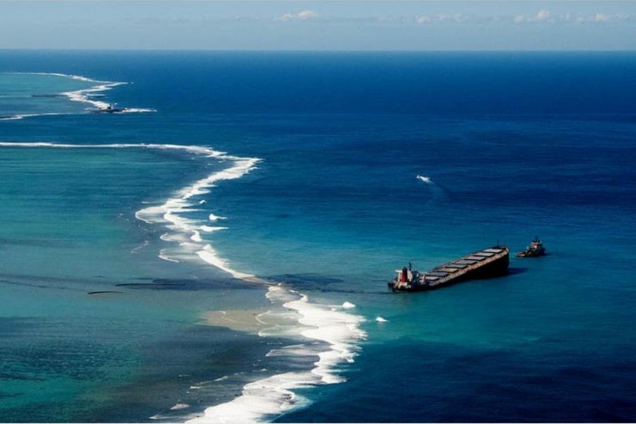 En este momento estás viendo Un buque petrolero se partió en dos frente a la Isla Mauricio y causó grave daño ambiental  🚢
