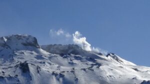 Lee más sobre el artículo Se registraron eventos explosivos en los volcanes cordilleranos