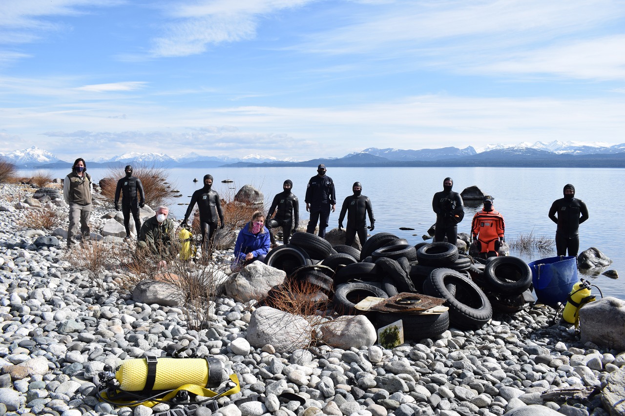 Lee más sobre el artículo Finalizó el operativo de limpieza conjunta en el Lago Nahuel Huapi ♻
