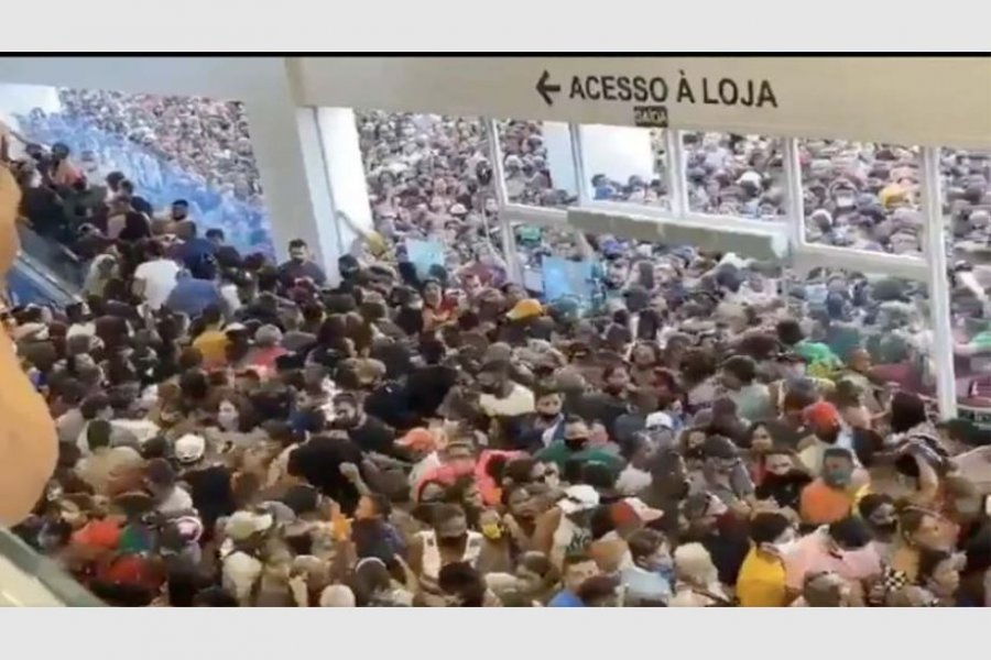En este momento estás viendo Polémica por impresionante avalancha de gente sin barbijo en un shopping de Brasil 🛒🛍