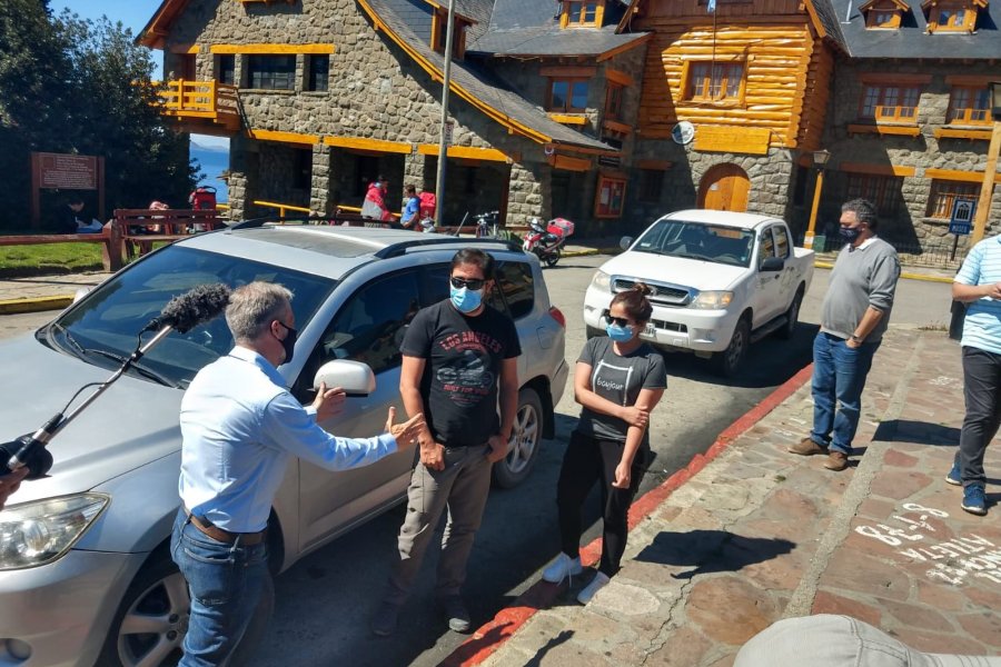 En este momento estás viendo Dos trabajadores de Salud fueron los primeros turistas en llegar a Bariloche 🚗