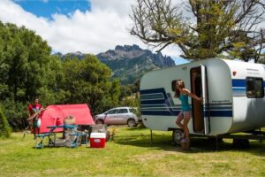 Lee más sobre el artículo Cuánto sale acampar en Villa La Angostura:  conocé las opciones y tarifas para este verano 👇🏻🏕