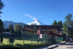 Lee más sobre el artículo VIDEO: El Volcán Villarica muestra actividad 🌋