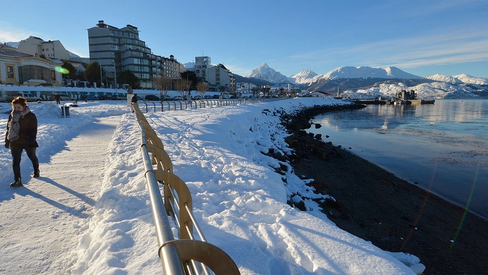 Lee más sobre el artículo Nieva en Ushuaia en la víspera del comienzo de la temporada de turismo 😲🌨❄