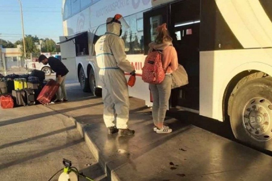 Lee más sobre el artículo Coronavirus en el viaje a Bariloche: ya son 66 los casos en un contingente de egresados que volvió a Bahía Blanca 👩🏻‍🎓