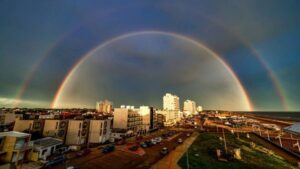 Lee más sobre el artículo La foto del arcoíris en Monte Hermoso que se hizo viral 🌈