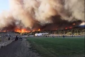 Lee más sobre el artículo Impactante vídeo en Cholila: un partido de fútbol en medio del terrible incendio