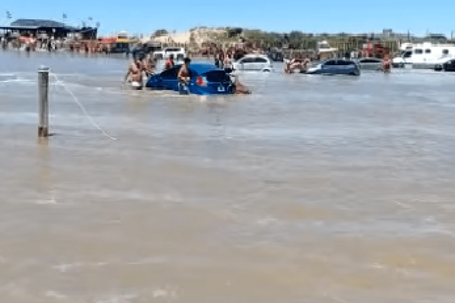 En este momento estás viendo VIDEO. El mar sorprendió a los turistas y a sus vehículos en Las Grutas