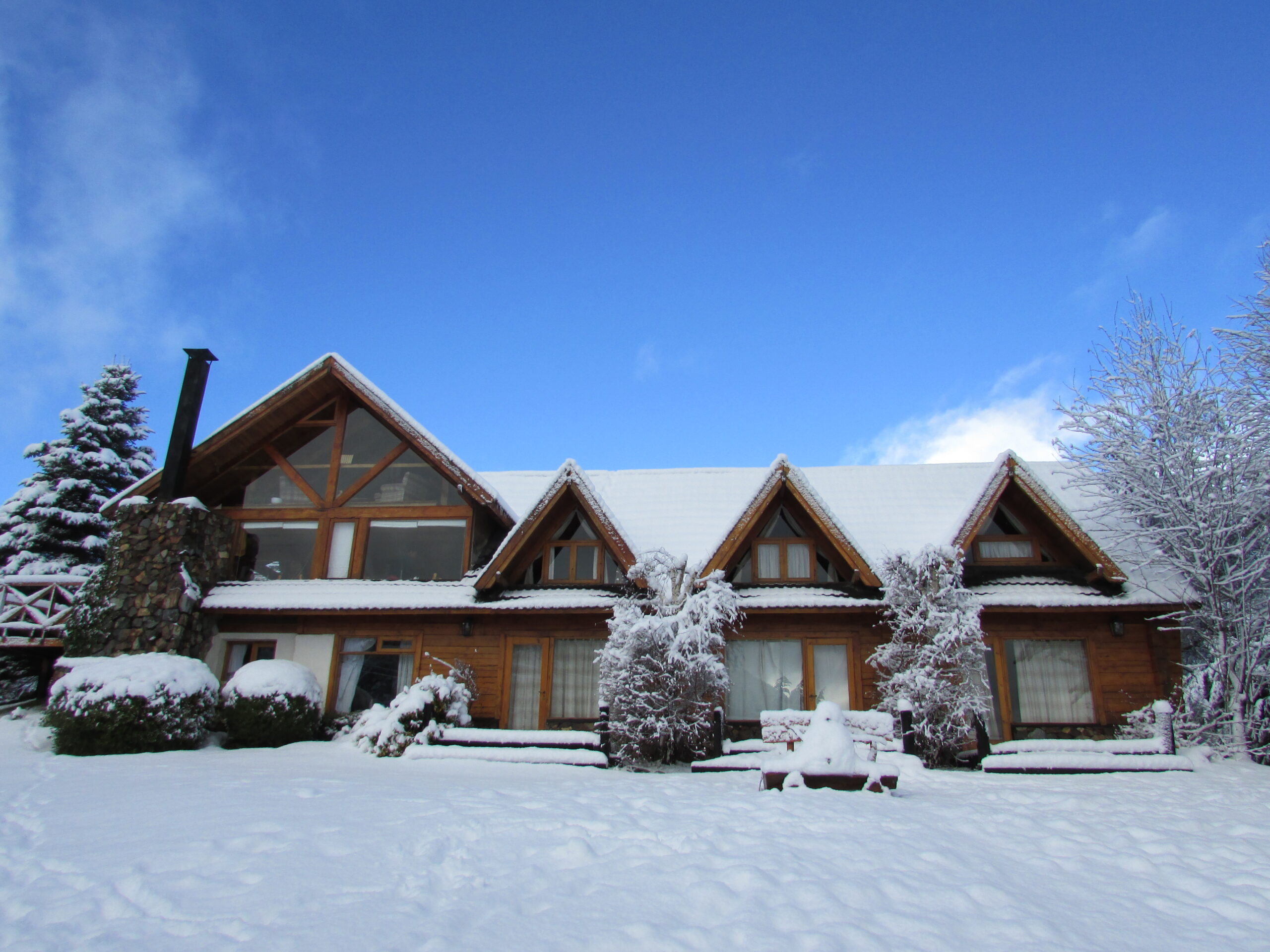 En este momento estás viendo Villa La Angostura: Casa del Lago B&B: una hostería que se transforma en hogar para recibir grupos de familia y amigos