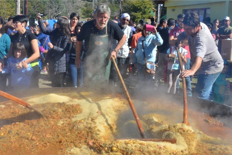 Lee más sobre el artículo Villa Pehuenia Moquehue ya prepara su tradicional Paella Gigante para Semana Santa