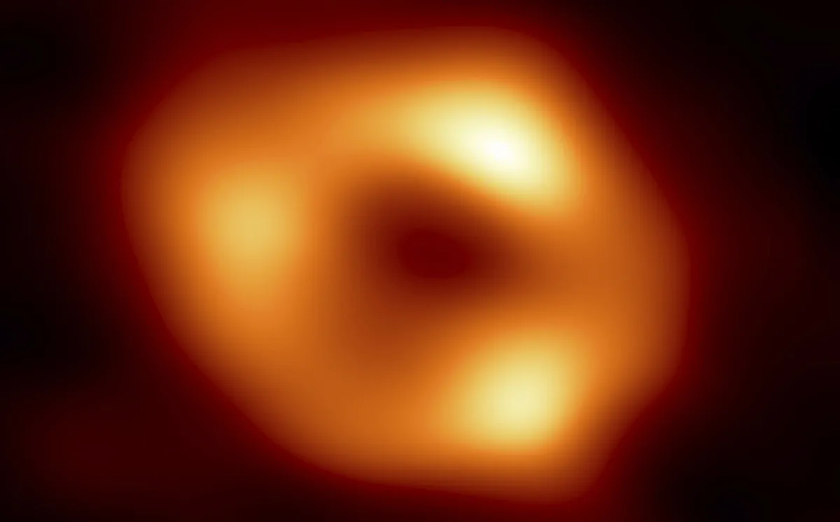 Revelan la primera imagen del agujero negro supermasivo en el corazón de nuestra galaxia￼